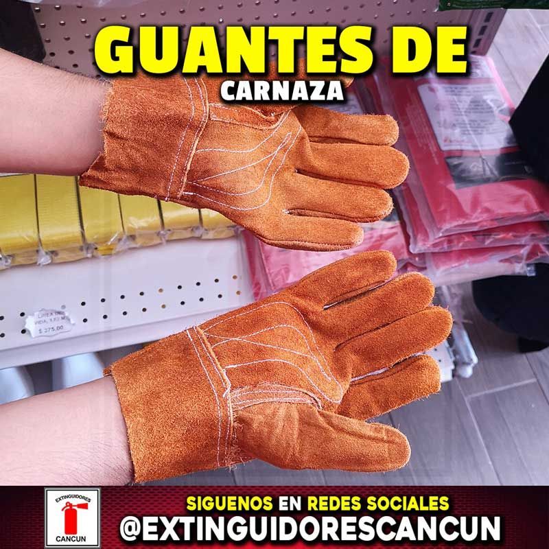 Una persona lleva un par de guantes de cuero marrón.