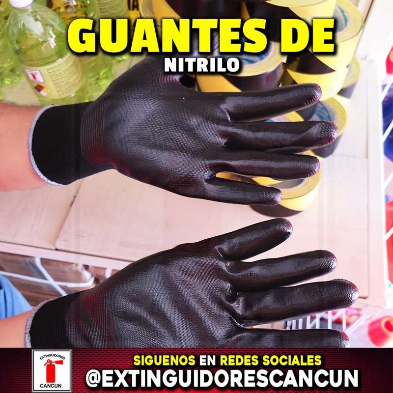 Una persona que lleva un par de guantes de nitrilo negros.