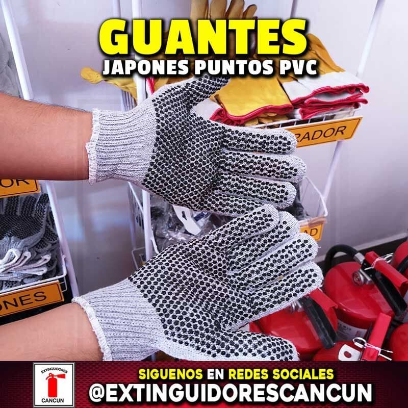 Una persona que lleva un par de guantes japoneses de PVC.