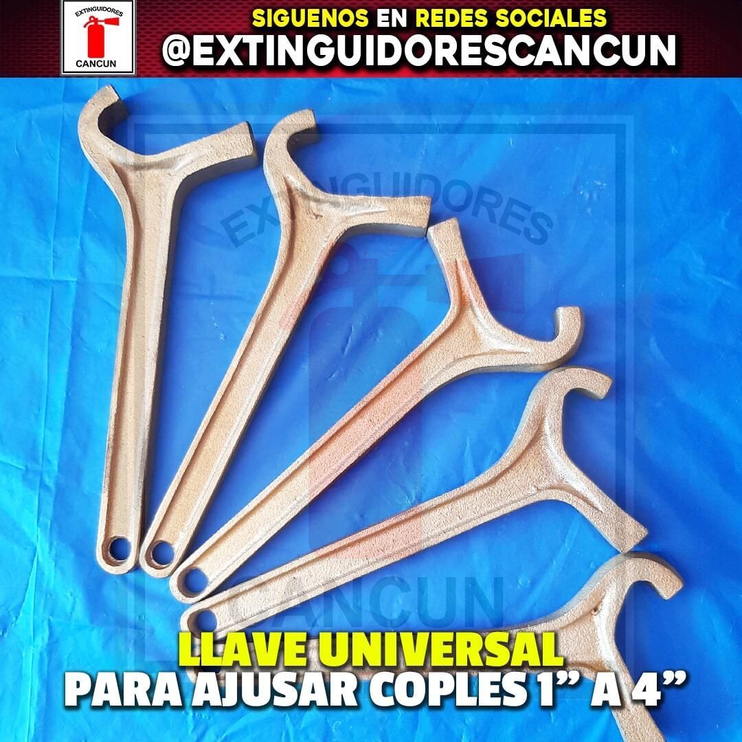 Un montón de llaves inglesas encima de una lona azul