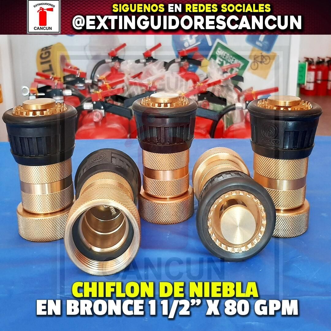 Un grupo de boquillas de extintor sentado sobre una mesa
