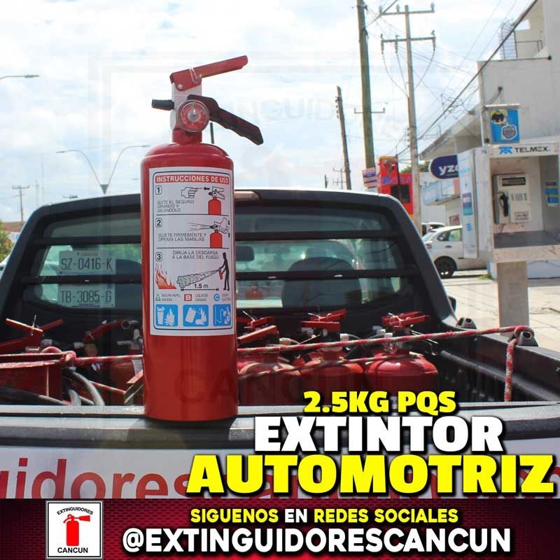 Un extintor de incendios rojo está en la parte trasera de un camión.