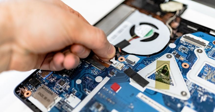 Técnico reparando notebook en taller Caballito