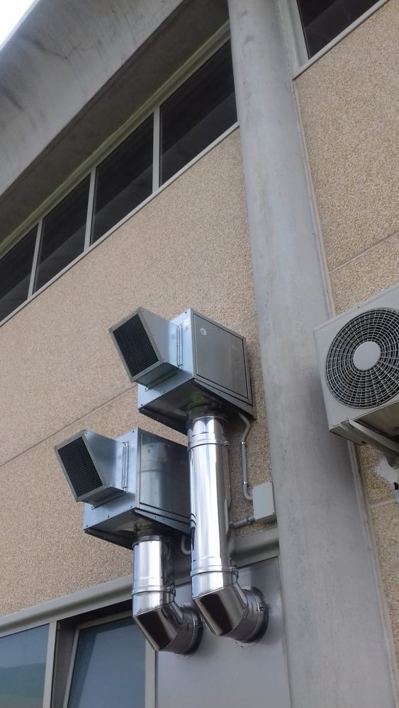 Un edificio con molti tubi di ventilazione sui lati.