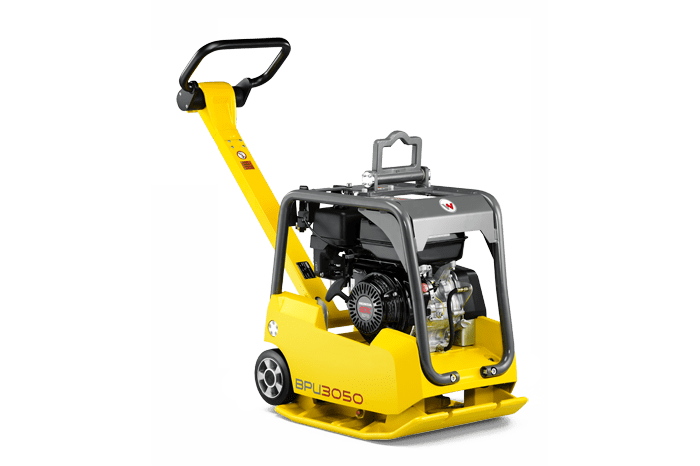 Un compacteur jaune avec une poignée sur fond blanc.