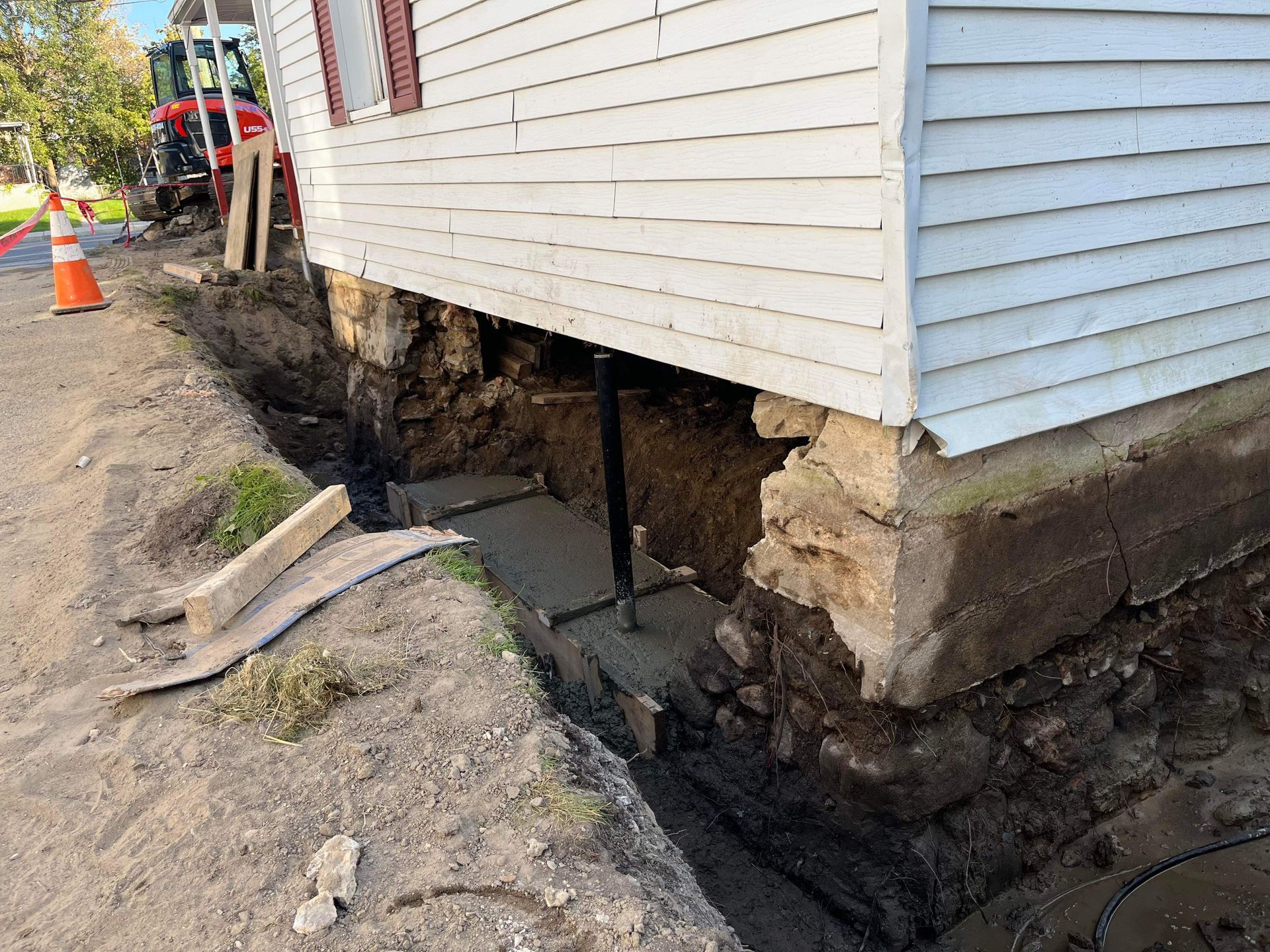 Une maison est en train d'être construite sur des fondations en béton.