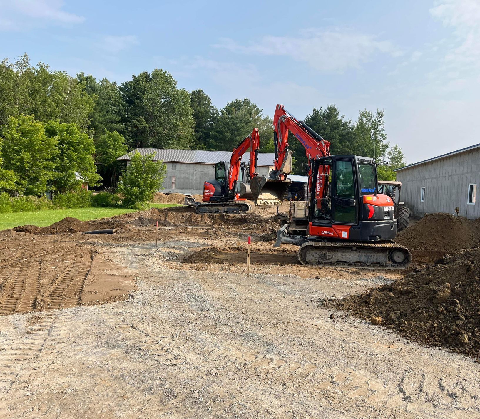 Deux excavatrices travaillent sur un chantier de construction.