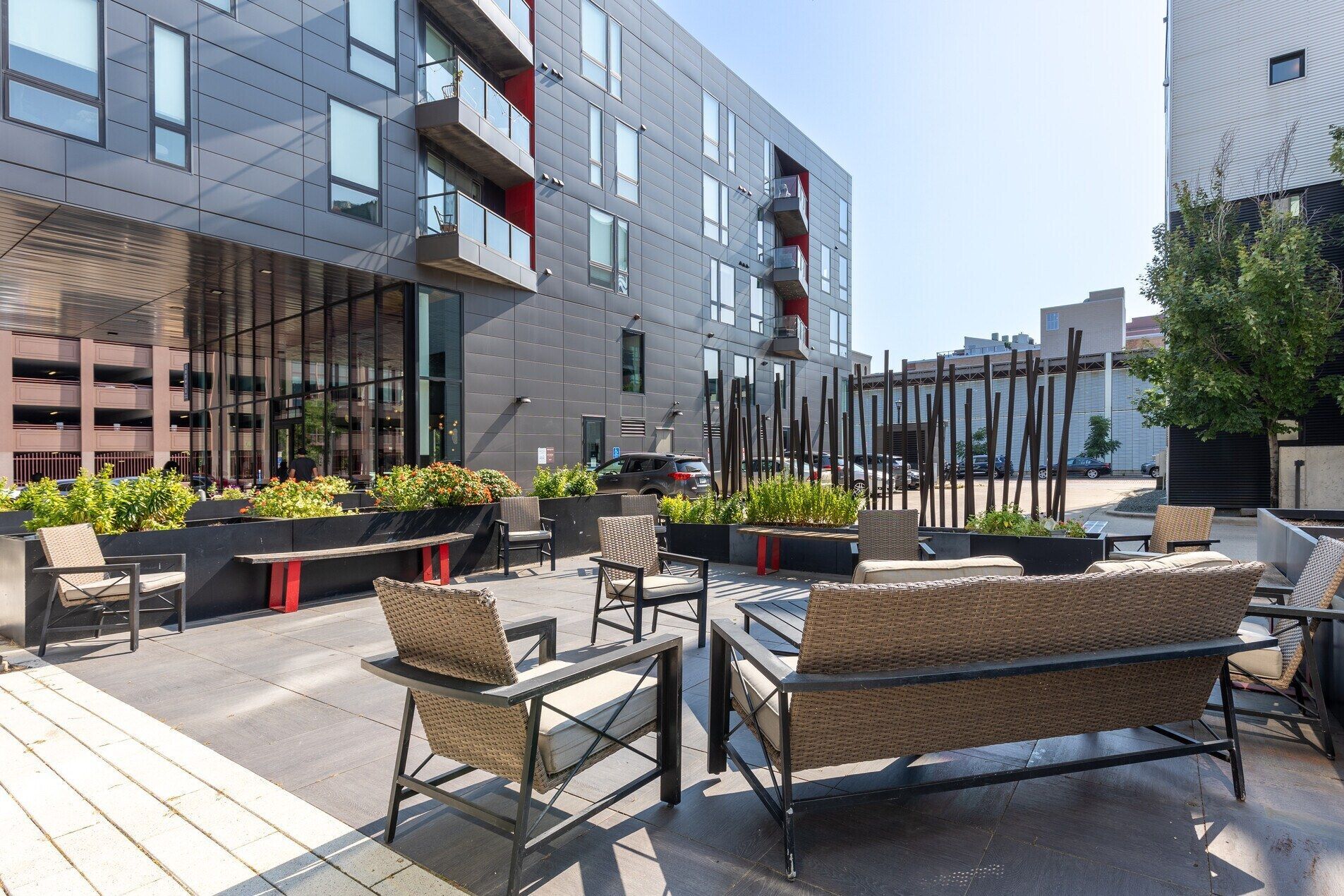 Courtyard lounge seating at Brunsfield North Loop