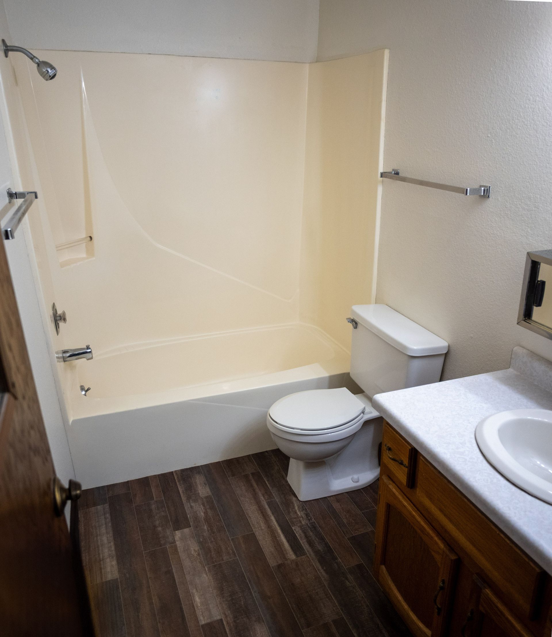 Gateway Circle Apartments - Bathroom