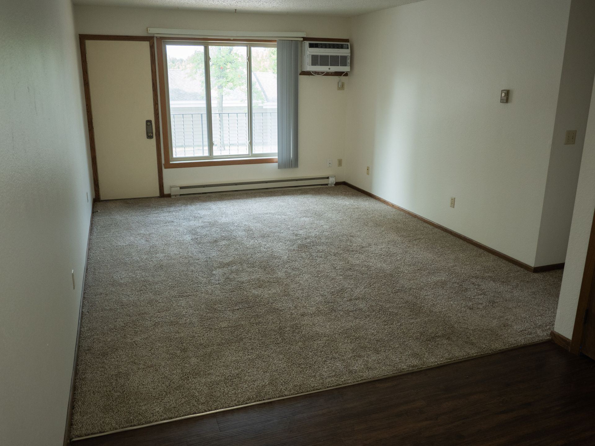 Gateway Circle Apartments - Living Room