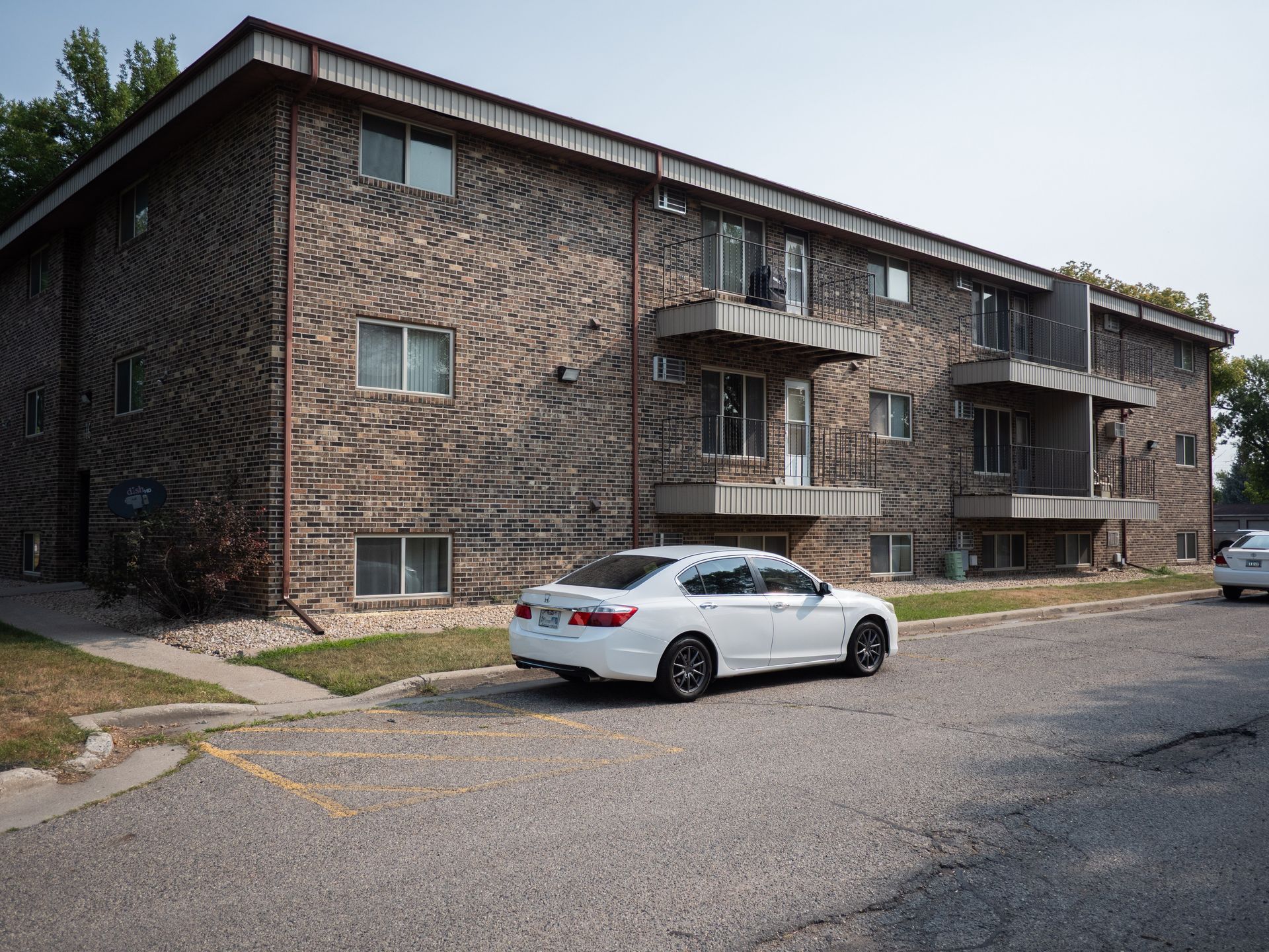 Gateway Circle Apartments - Parking Area