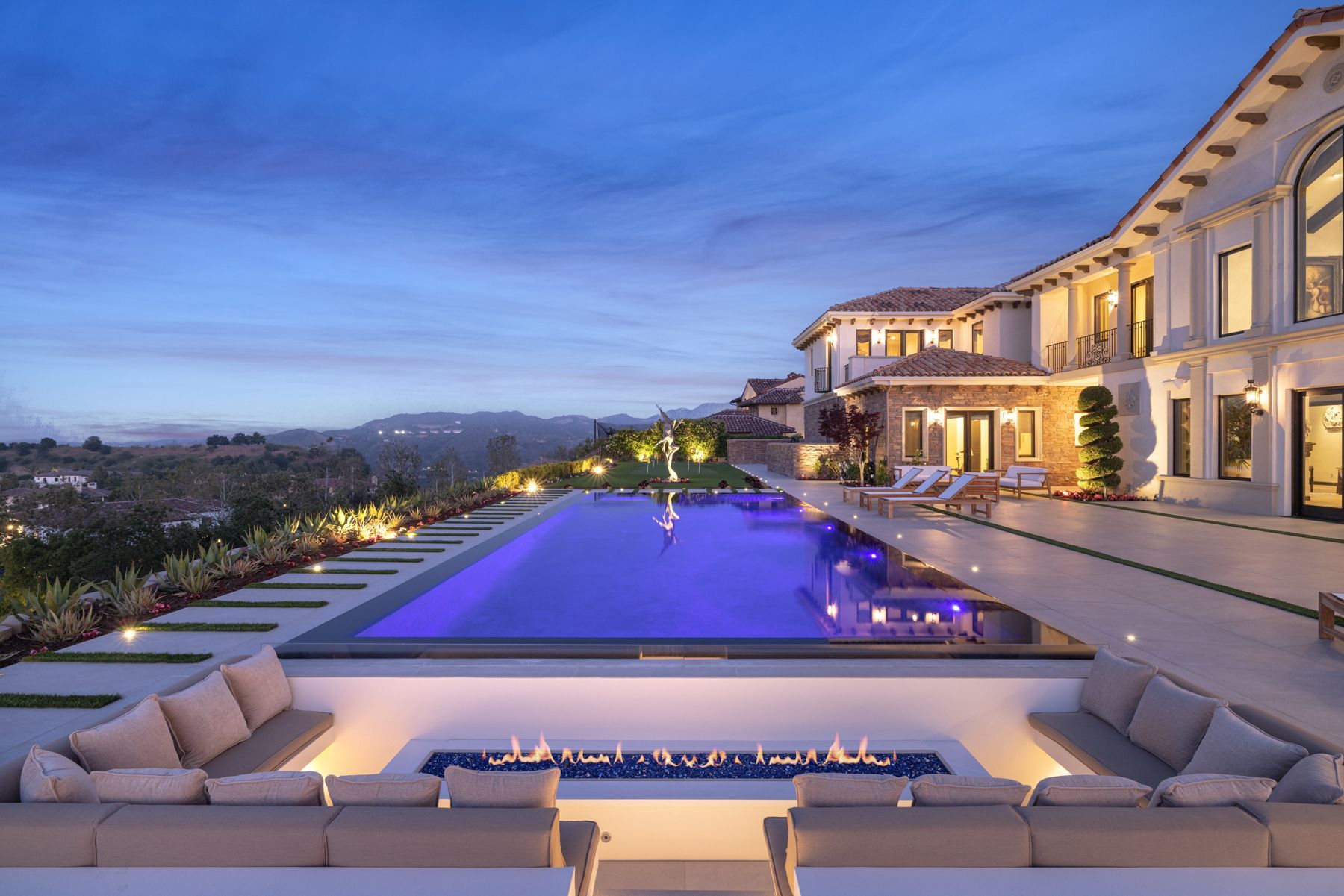 Luxury Swimming pool in Calabasas, CA. Luxury Swimming pool in Calabasas, CA.