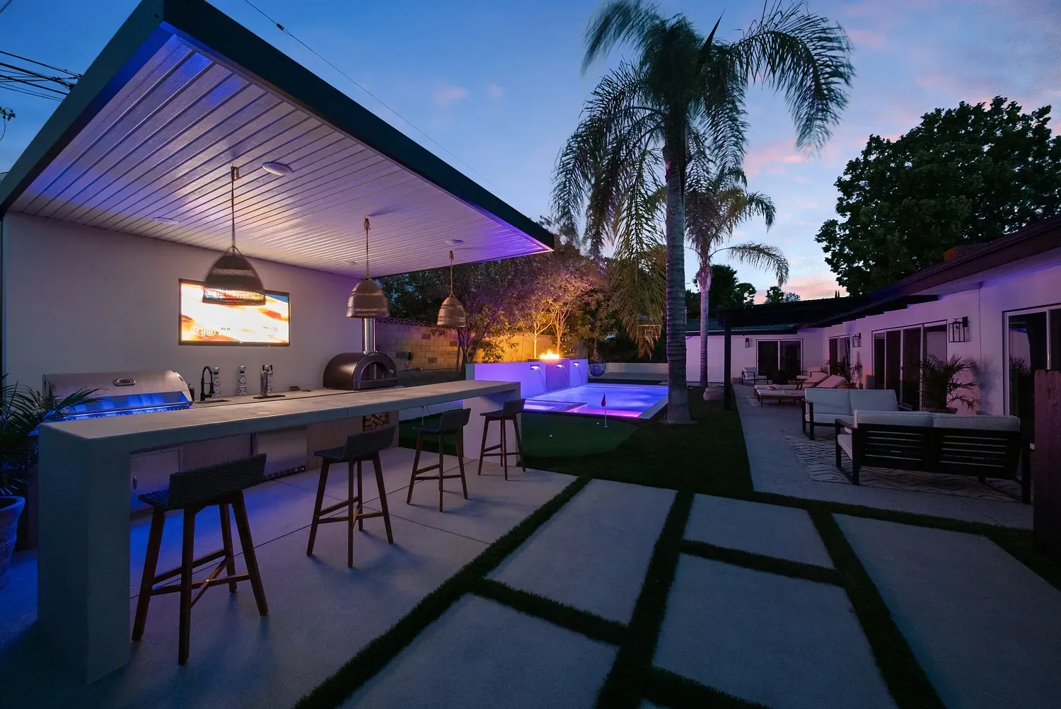 Luxury Swimming pool in Woodland Hills, CA