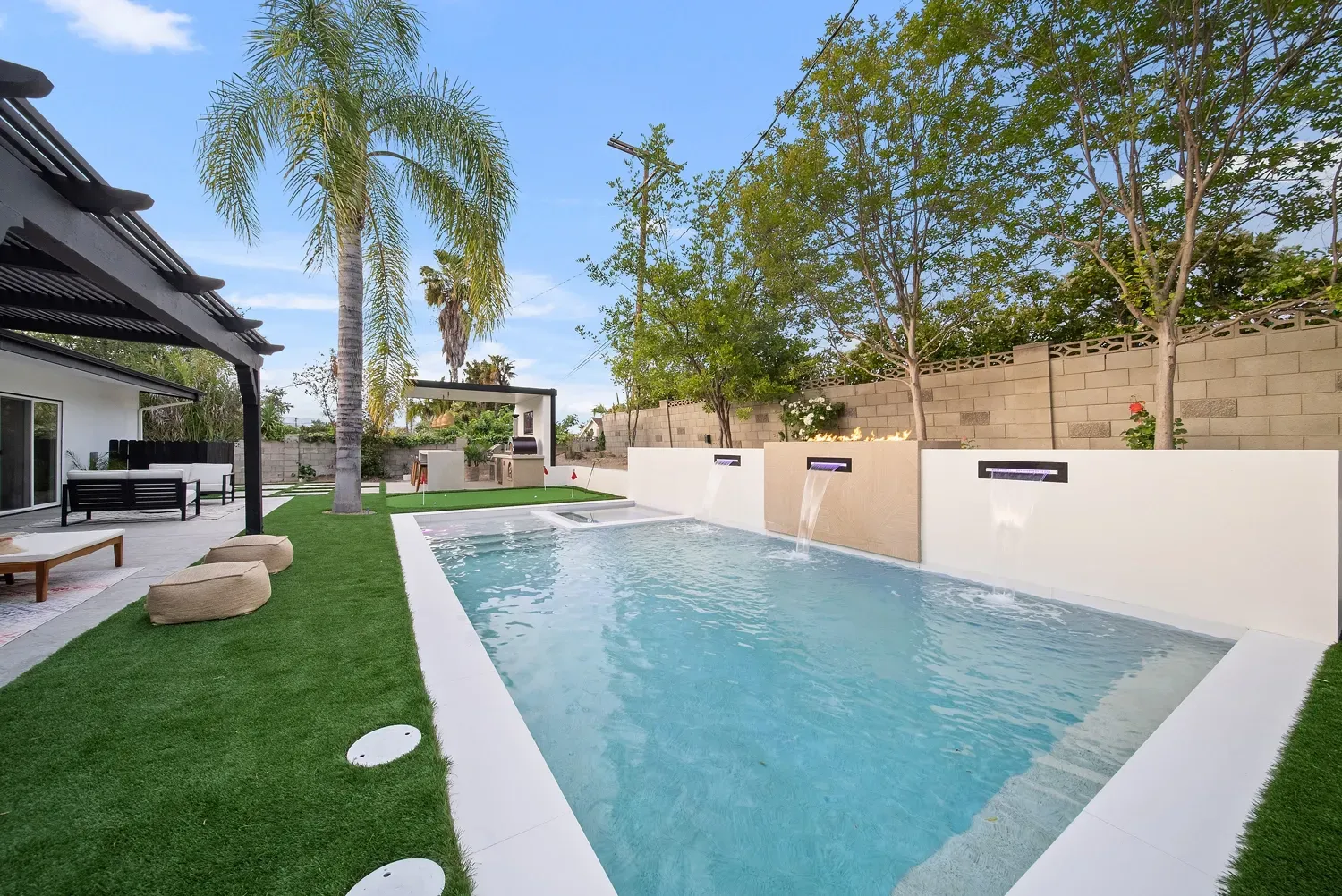 Luxury Swimming pool in Woodland Hills, CA Luxury Swimming pool in Woodland Hills, CA
