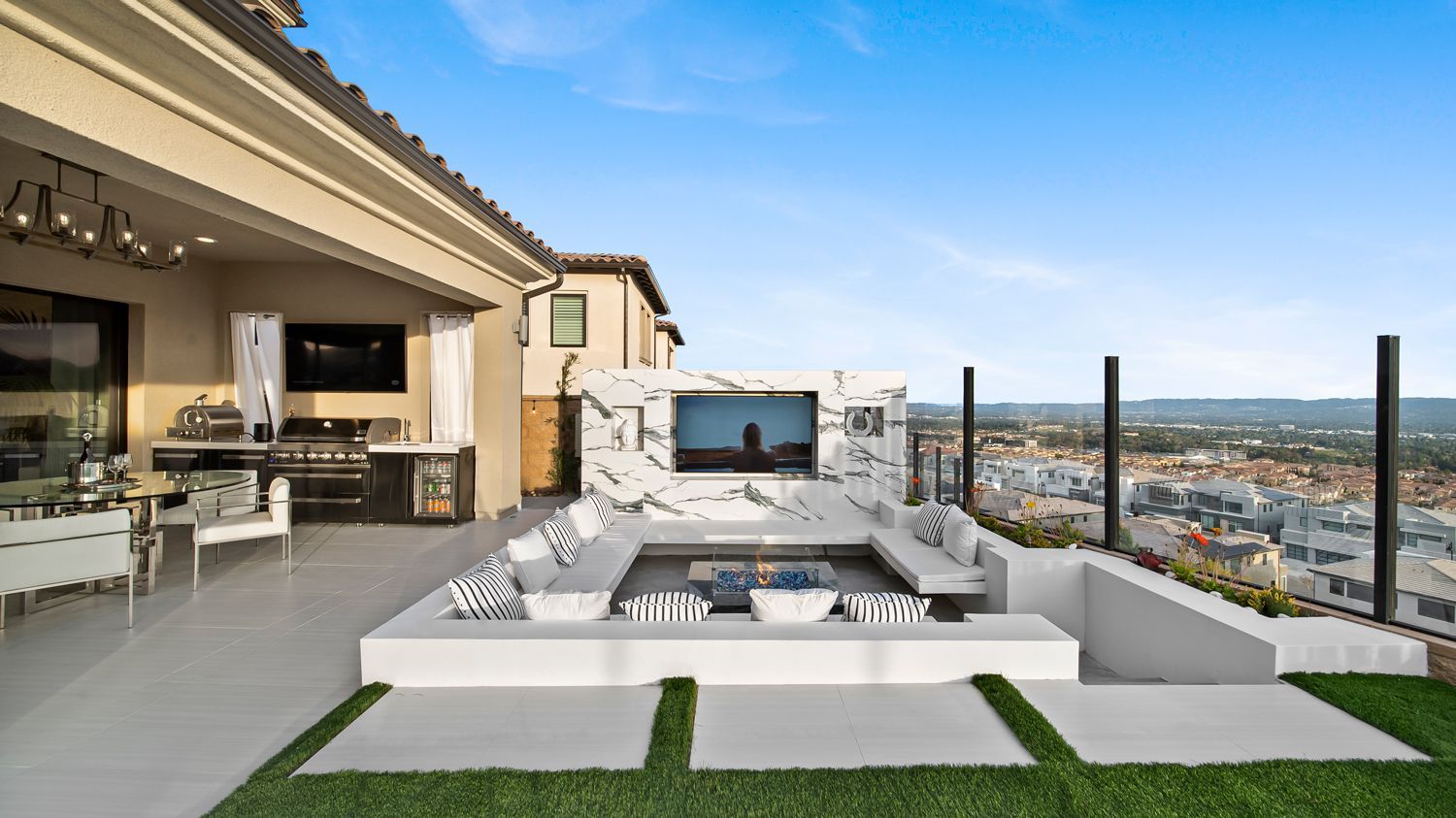 Luxury Swimming pool in Porter Ranch, CA.