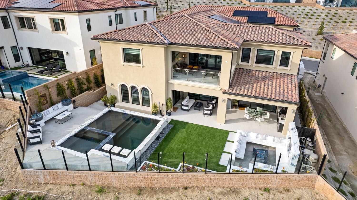 Luxury Swimming pool in Porter Ranch, CA.
