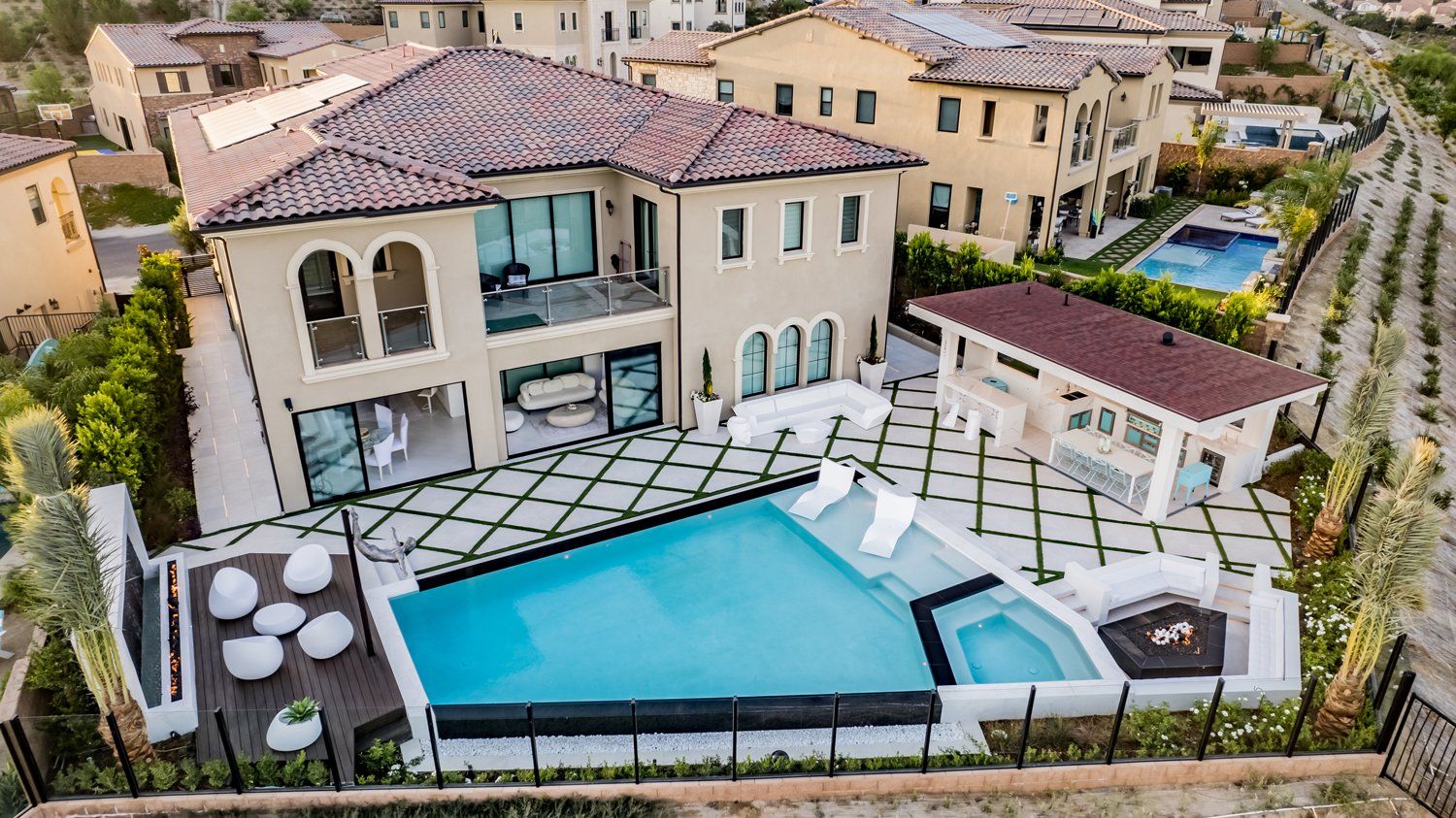 Luxury Swimming pool in Porter Ranch, CA.