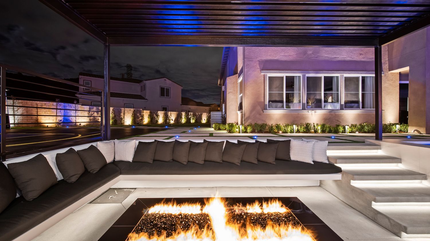 Luxury Swimming pool in Porter Ranch, CA.
