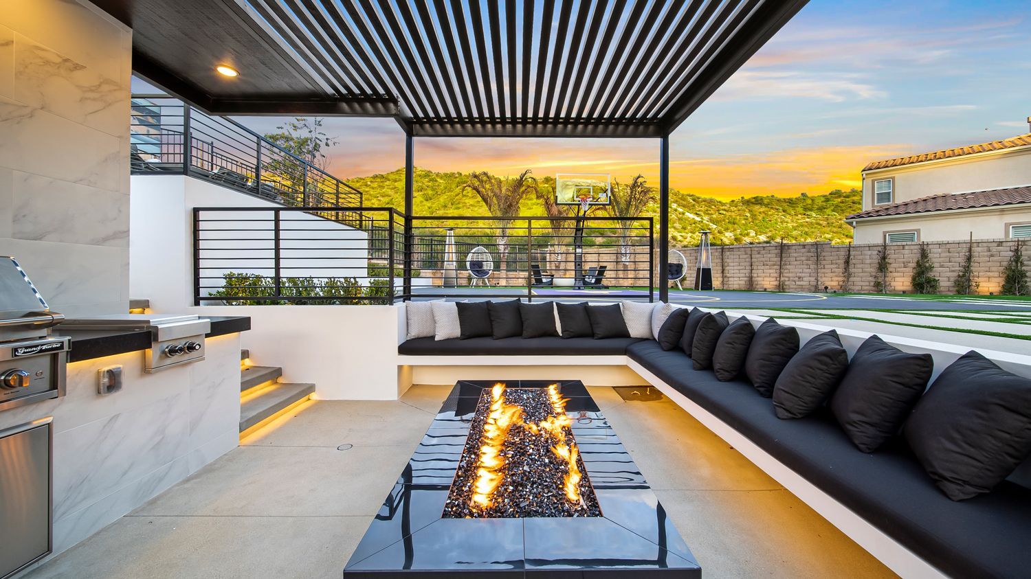 Luxury Swimming pool in Porter Ranch, CA.