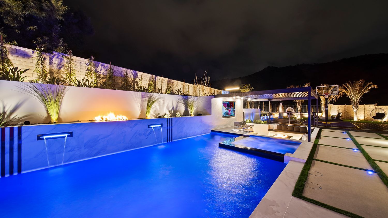 Luxury Swimming pool in Porter Ranch, CA.
