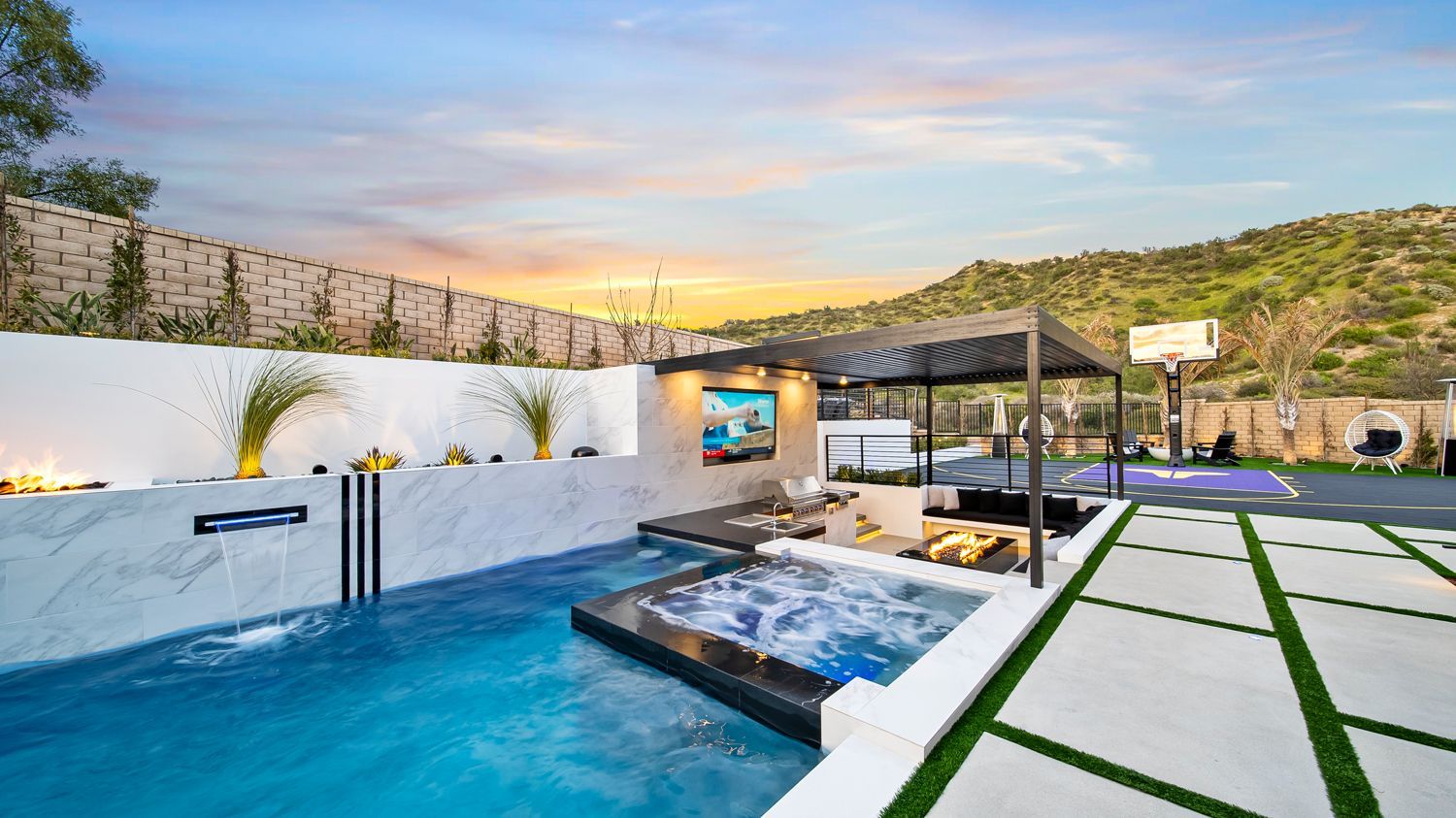 Luxury Swimming pool in Porter Ranch, CA.
