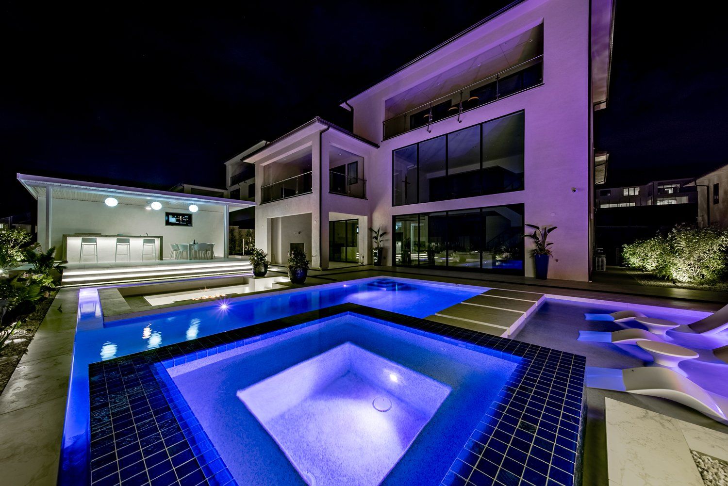 Luxury Swimming pool in Porter Ranch, CA.