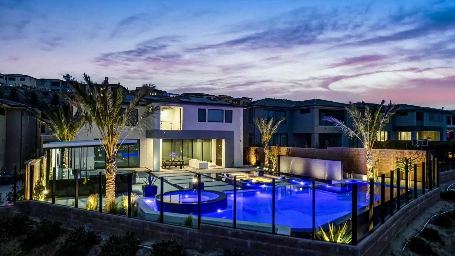 Luxury and custom swimming pool, outdoor kitchen, and landscaping in Porter Ranch Los Angeles. Work done by Westmod.