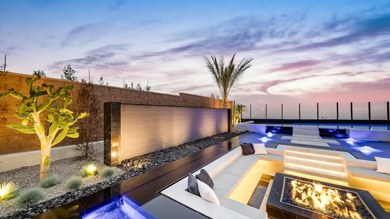 Luxury and custom swimming pool, outdoor kitchen, and landscaping in Porter Ranch Los Angeles. Work done by Westmod.