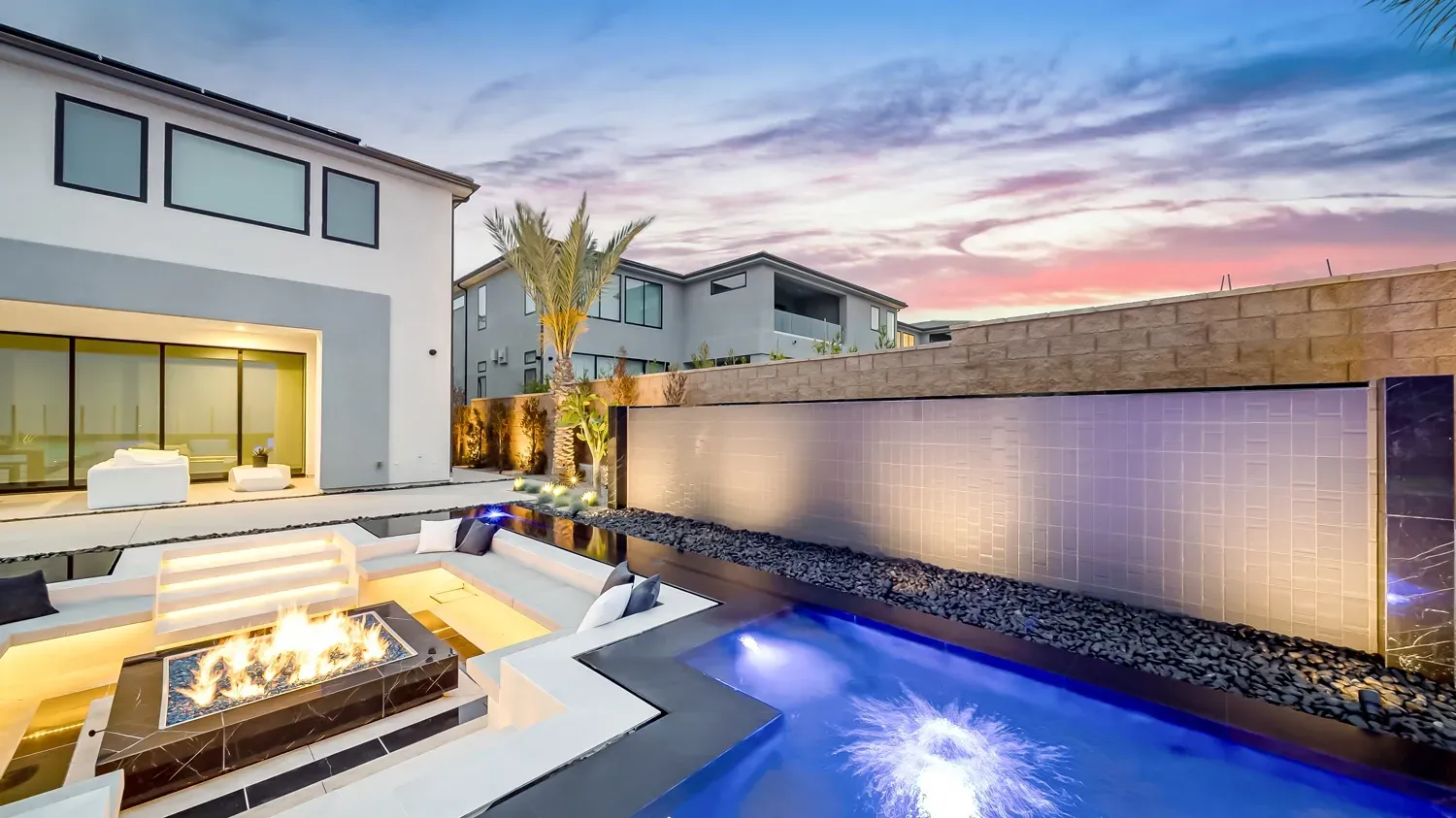 Luxury and custom swimming pool, outdoor kitchen, and landscaping in Porter Ranch Los Angeles. Work done by Westmod.