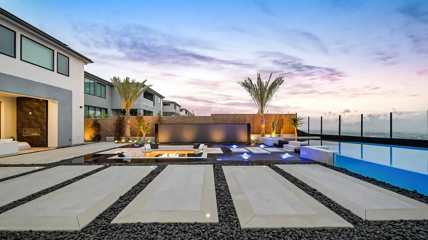 Luxury and custom swimming pool, outdoor kitchen, and landscaping in Porter Ranch Los Angeles. Work done by Westmod.