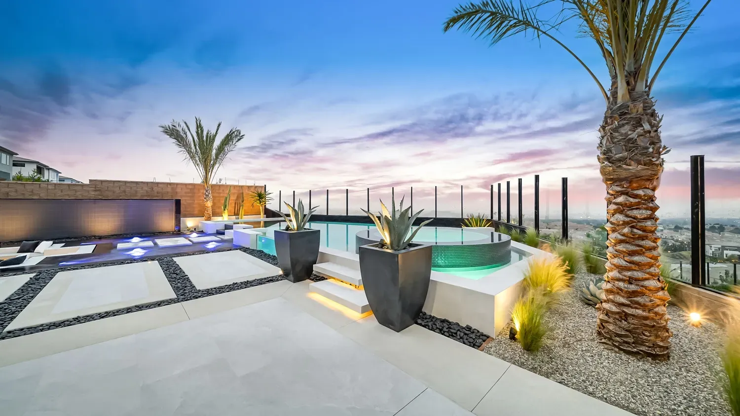 Luxury and custom swimming pool, outdoor kitchen, and landscaping in Porter Ranch Los Angeles. Work done by Westmod.