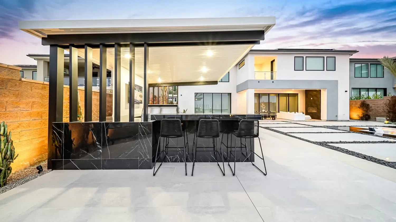 Luxury and custom swimming pool, outdoor kitchen, and landscaping in Porter Ranch Los Angeles. Work done by Westmod.