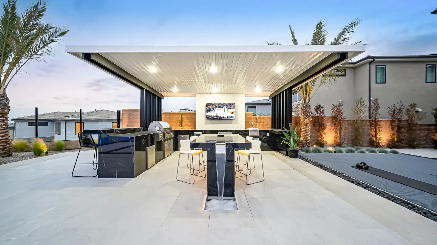 Luxury and custom swimming pool, outdoor kitchen, and landscaping in Porter Ranch Los Angeles. Work done by Westmod.