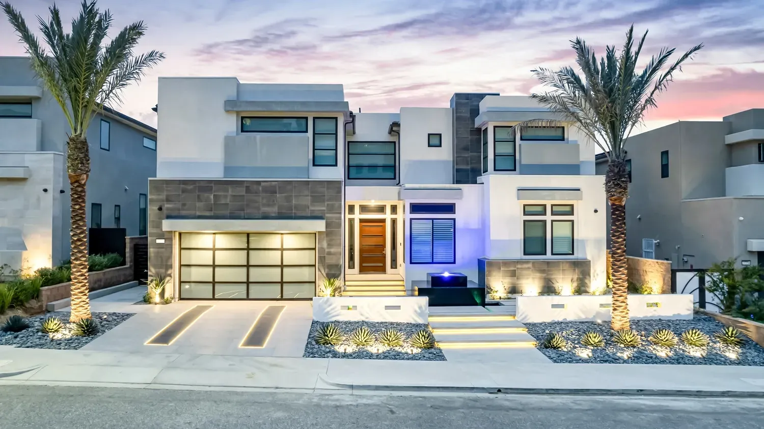 Luxury and custom swimming pool, outdoor kitchen, and landscaping in Porter Ranch Los Angeles. Work done by Westmod.