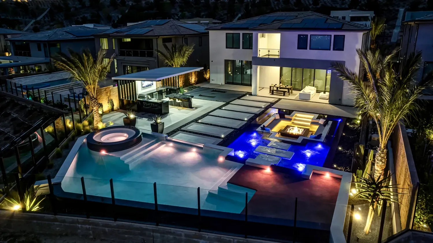Luxury and custom swimming pool, outdoor kitchen, and landscaping in Porter Ranch Los Angeles. Work done by Westmod.