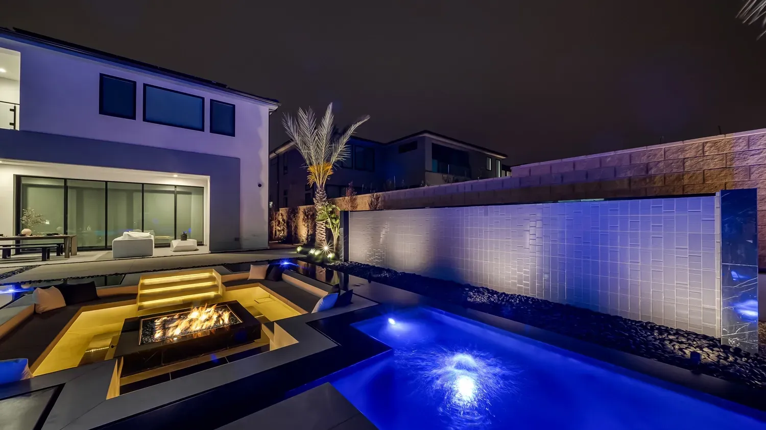 Luxury and custom swimming pool, outdoor kitchen, and landscaping in Porter Ranch Los Angeles. Work done by Westmod.