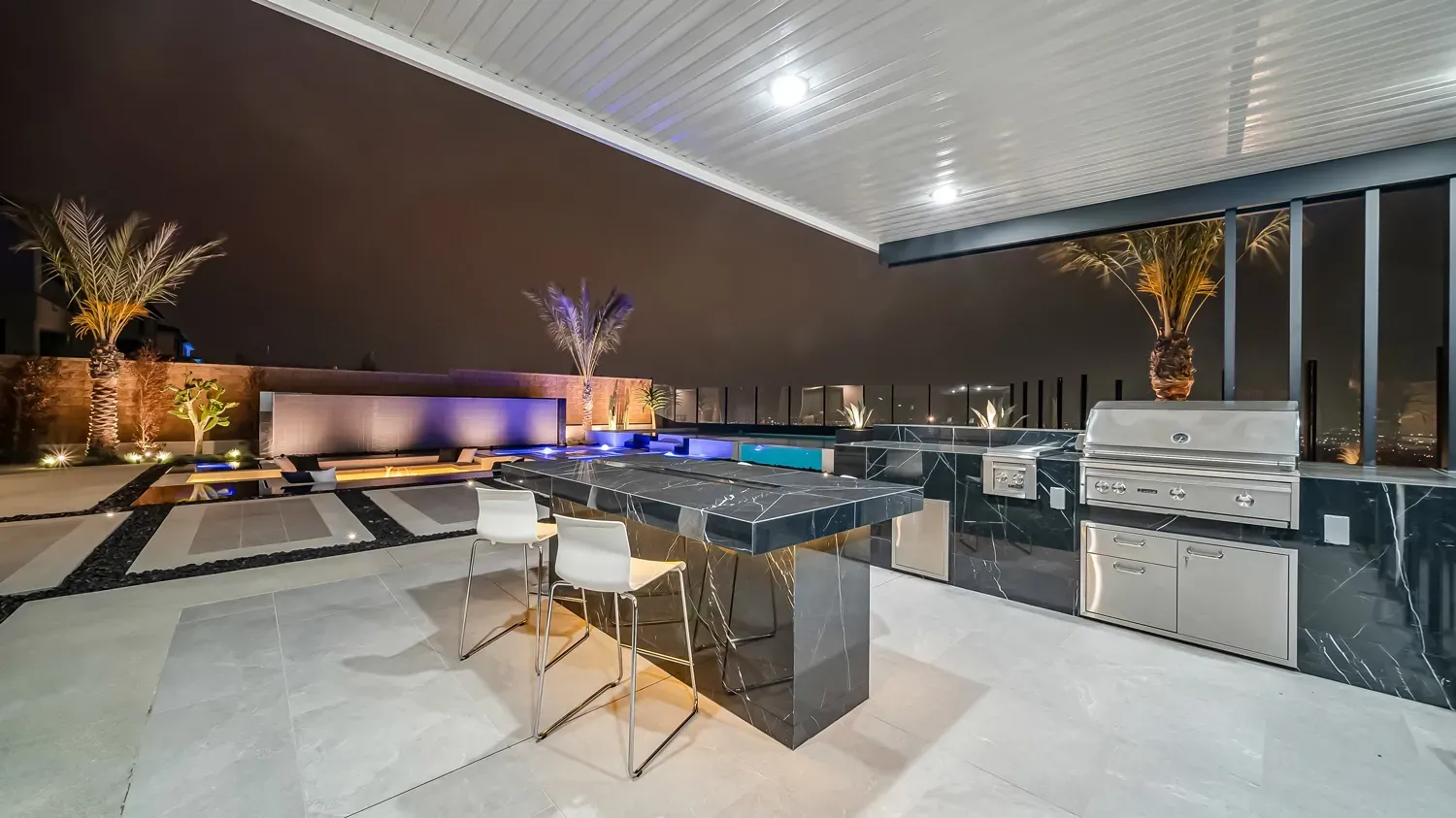 Luxury and custom swimming pool, outdoor kitchen, and landscaping in Porter Ranch Los Angeles. Work done by Westmod.