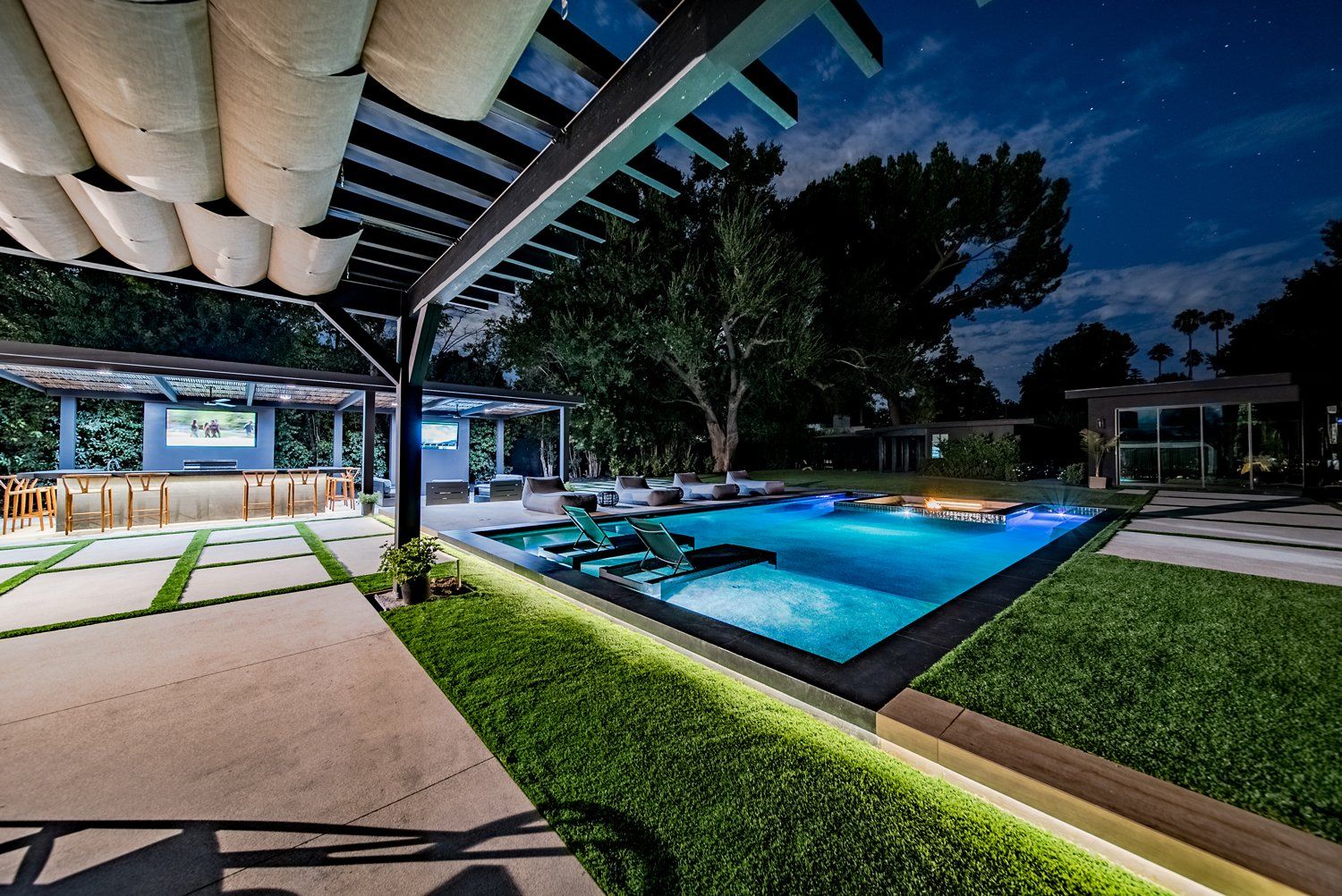 Luxury Swimming pool in Woodland Hills, CA.
