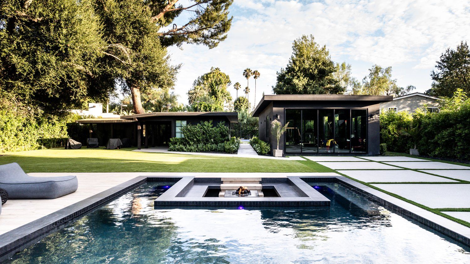 Luxury Swimming pool in Woodland Hills, CA.