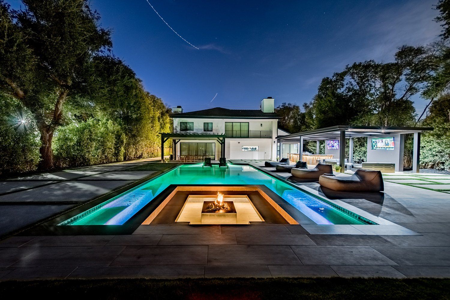 Luxury Swimming pool in Woodland Hills, CA.