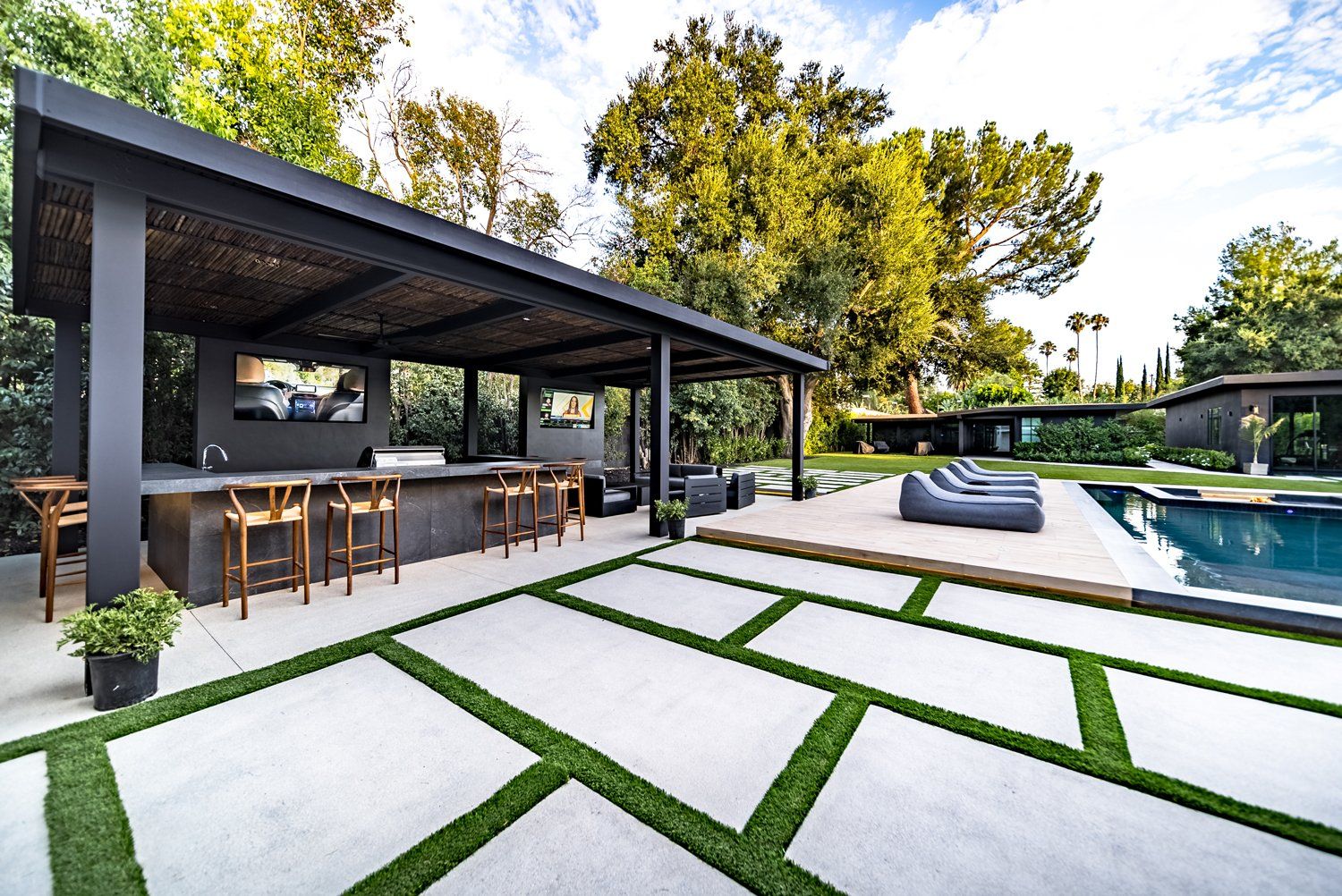 Luxury Swimming pool in Woodland Hills, CA.