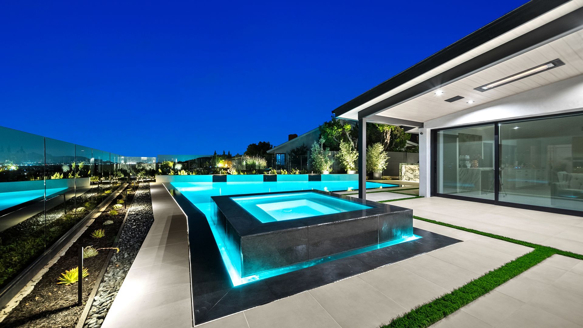 luxury pool and spa in Orange County, CA. Design and construction by Westmod.