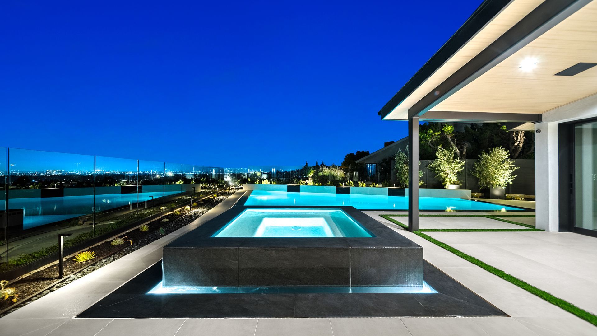 luxury pool and spa in Orange County, CA. Design and construction by Westmod.