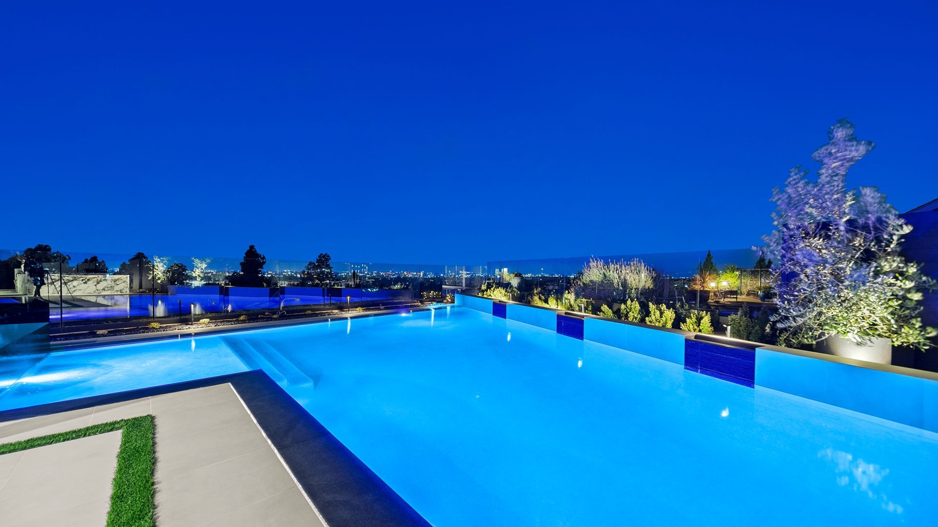 luxury pool and spa in Orange County, CA. Design and construction by Westmod.