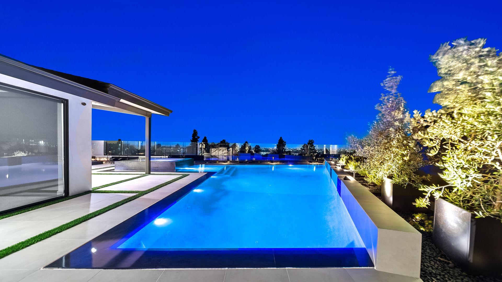 luxury pool and spa in Orange County, CA. Design and construction by Westmod.