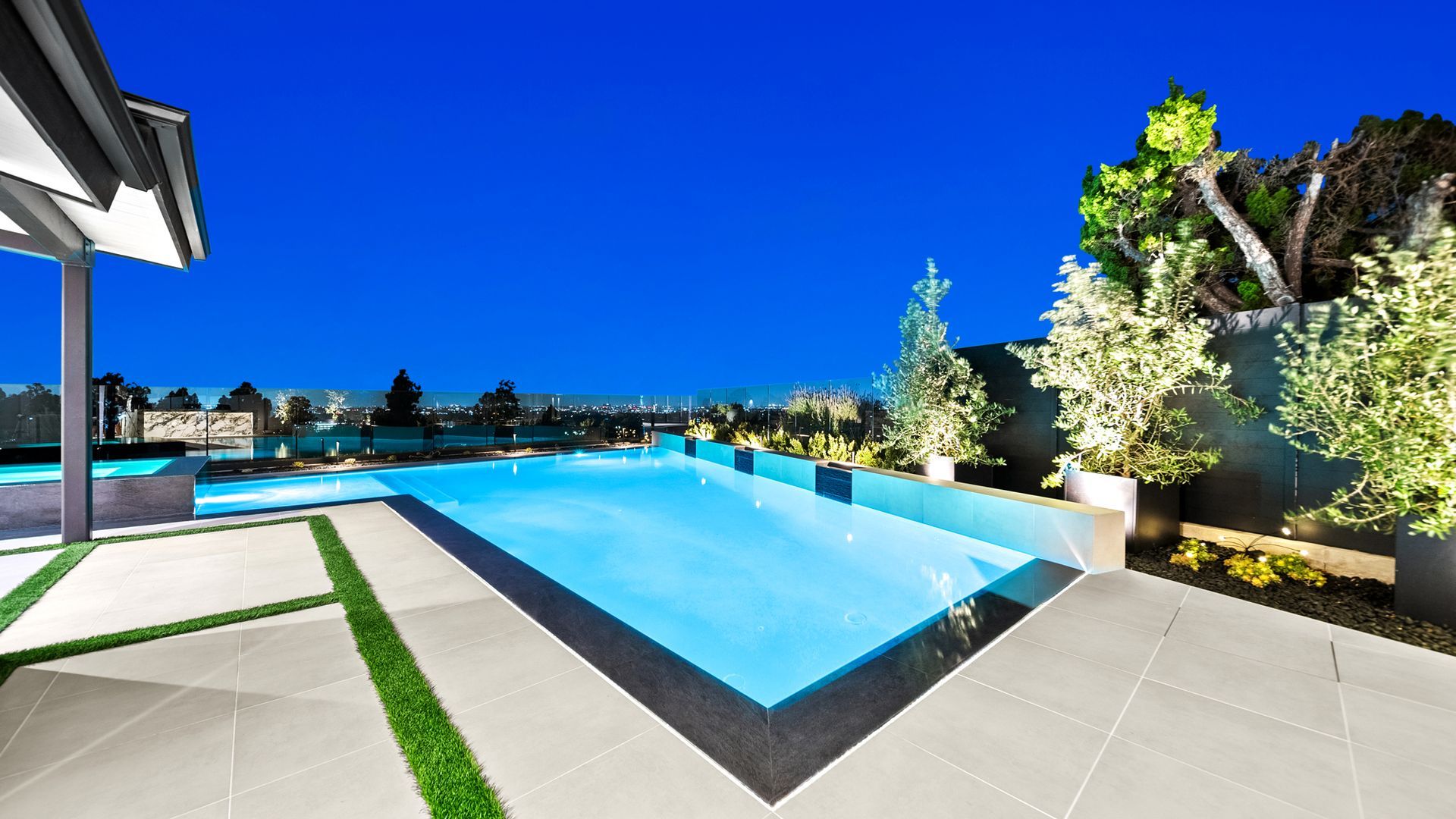 luxury pool and spa in Orange County, CA. Design and construction by Westmod.