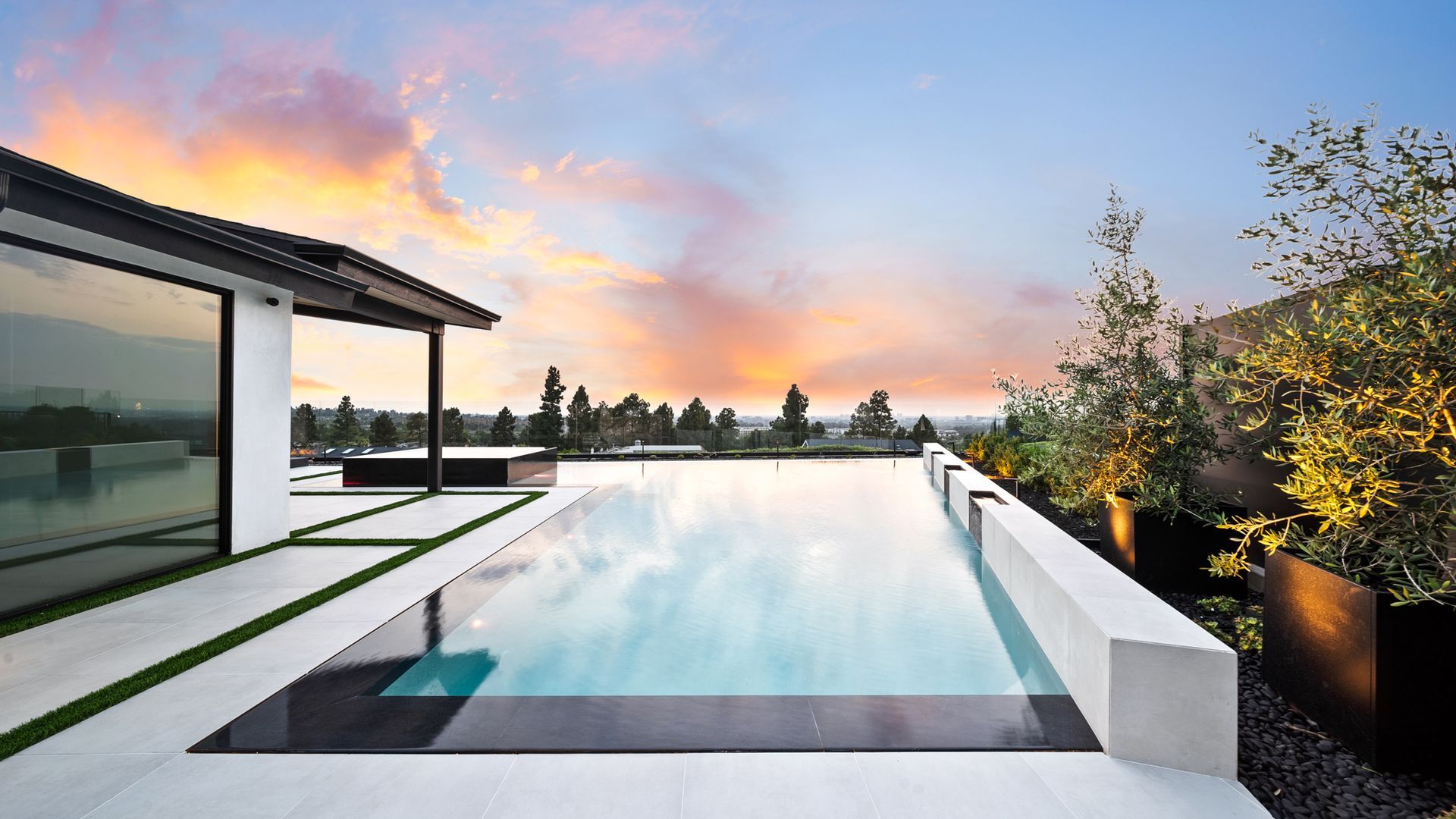luxury pool and spa in Orange County, CA. Design and construction by Westmod.