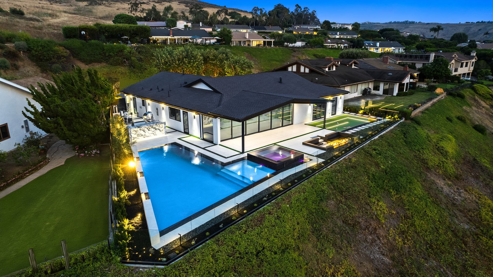 luxury pool and spa in Orange County, CA. Design and construction by Westmod.