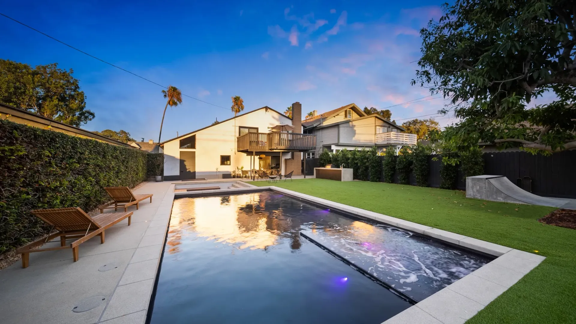 Luxury Swimming pool in Long Beach, CA Luxury Swimming pool in Long Beach, CA