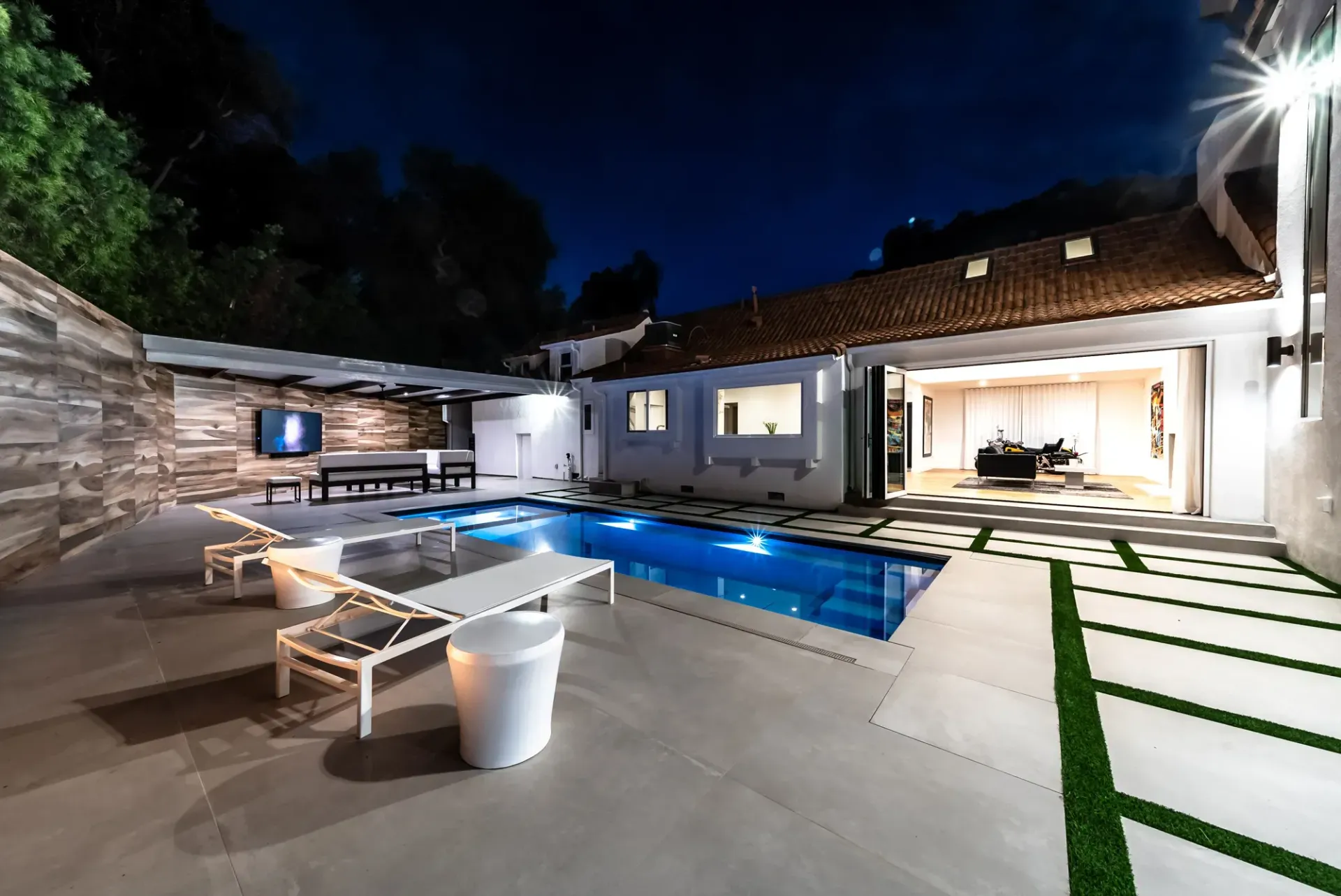Luxury Swimming pool in Beverly Hills, CA.